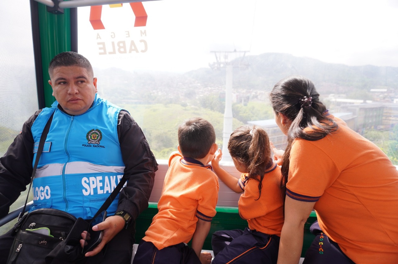 Niños recorriendo el sistema Megacable